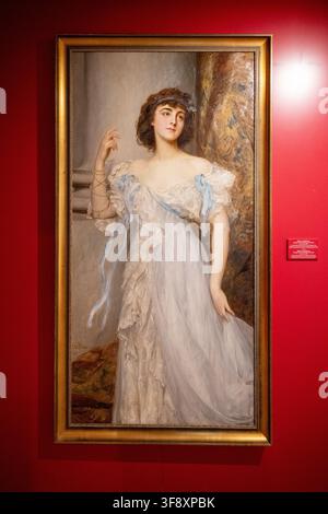 Landsberg, Allemagne - 25 juil. 26 : Peinture portrait encadrée d'une femme en robe blanche exposée contre un mur rouge au musée Mutterturm. Banque D'Images