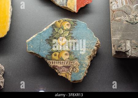 Aschaffenburg, Allemagne - 18 juil 25 : Vue rapprochée d’un fragment de fresque peinte de fruits exposé au musée Pompejanum à Aschaffenburg, en Bavière, Germa Banque D'Images
