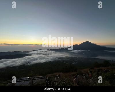 Lever de soleil sur le mont Agung avec une mer de nuages depuis le mont Batur, Banjar Kedisan, Bali, Indonésie Banque D'Images