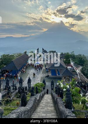 Bali, Indonésie - 25 juillet 2024 : Escalier menant au temple de Lempuyang avec le mont Batur en arrière-plan au lever du soleil Banque D'Images