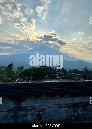 Vue du mont Agung au crépuscule depuis le temple de Lempuyang, Bali, Indonésie Banque D'Images