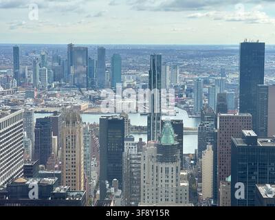 Vue aérienne de la skyline et du front de mer de Manhattan avec l'East River à New York, États-Unis. Banque D'Images