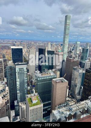 Vue aérienne des gratte-ciel de Manhattan et de Central Park par une journée partiellement nuageuse, New York City, États-Unis. Banque D'Images