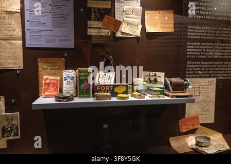 Bastogne, Belgique - 21 juil. 25 : Artefacts et documents de rationnement alimentaire exposés au Musée de la Guerre de Bastogne à Bastogne, en Wallonie, Belgique. Banque D'Images
