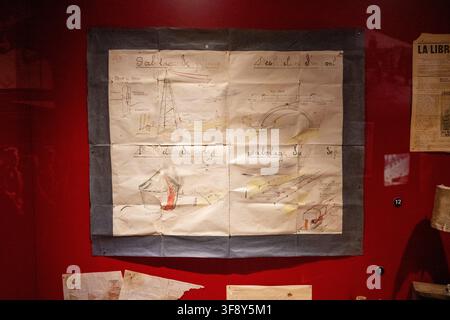 Bastogne, Belgique - 21 juil. 25 : Diagrammes de sabotage de la résistance et dessins de guerre exposés au musée de la guerre de Bastogne à Bastogne, en Belgique. Banque D'Images