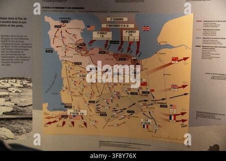 Bastogne, Belgique - 21 juil. 25 : Carte de la campagne de Normandie exposée au Musée de la Guerre de Bastogne à Bastogne, en Wallonie, Belgique. Banque D'Images