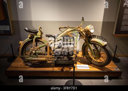 Bastogne, Belgique - 21 juil. 25 : Moto Zundapp vintage camouflée exposée dans le musée des salles de guerre de Bastogne à Bastogne, Belgique. Banque D'Images