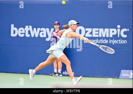 Toronto, Canada. 13 août 2026. La joueuse de tennis polonaise Iga Swiatek competes en finale lors du WTA 1000, National Bank Open présenté par Rogers, au Soberys Stadium à Toronto. Credit: EXImages/Alamy Live News Banque D'Images