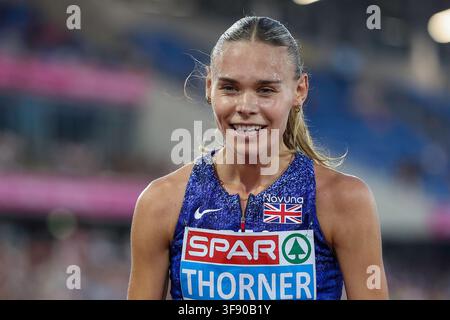 Elise THORNER de GB pose après sa finale lors du quatrième jour des Championnats d'Europe d'athlétisme 2026 à l'Alexander Stadium, Perry Bar, Birmingham en Angleterre le mercredi 13 août 2026. (Photo : Stuart Leggett | MI News) Crédits : MI News & Sport /Alamy Live News Banque D'Images