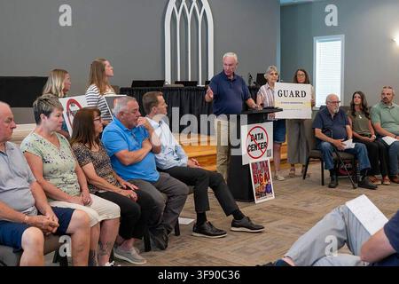 Independence, États-Unis. 14 août 2026. L'avocat Steve Jeffery prend la parole à une tribune lors d'une conférence de presse de la Guard Alliance à la Grace Bible Church à Independence, Missouri, le 13 août 2026. Les participants ont tenu des pancartes s'opposant au développement d'un centre de données, y compris des panneaux portant les inscriptions "Pas de centre de données" et "Pas de réductions fiscales pour la grande IA", alors que les membres de la communauté se sont rassemblés pour protester contre le projet proposé. (Photo d'Emily Curiel/The Kansas City Star/TNS/Sipa USA) Crédit : Sipa USA/Alamy Live News Banque D'Images