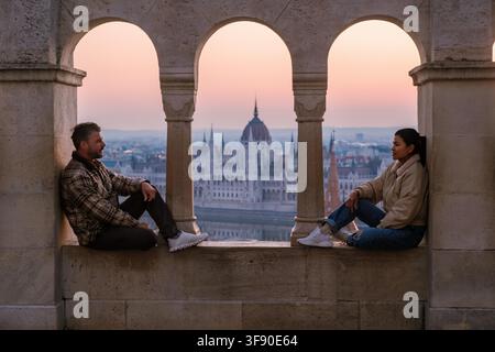Budapest, Hongrie, offre une vue imprenable sur le coucher du soleil depuis la Bastion des pêcheurs. Banque D'Images