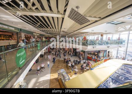 Espace intérieur lumineux d'un aéroport avec des magasins et beaucoup de monde, Aéroport, Dublin, Irlande Banque D'Images