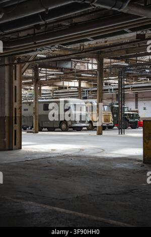 Plusieurs vieux véhicules sont garés dans un bâtiment industriel délabré, Motorworld, Rüsselsheim, Allemagne Banque D'Images