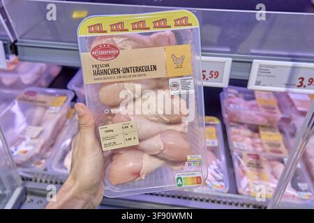Pattes de poulet XXL emballées dans un rayon réfrigéré de supermarché, viande de poulet, produits carnés sur le rayon réfrigéré, acheter le produit, produit carné, hol Banque D'Images