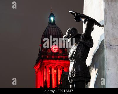 Vue de la statue commémorative de la guerre avec la mairie de Leeds illuminée en arrière-plan Banque D'Images