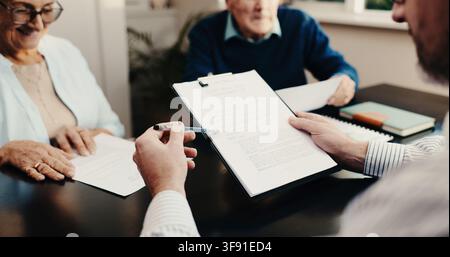 Conseiller financier, réunion et mains avec des documents au bureau, explication et évaluation d'investissement. Gestion de patrimoine, plan de retraite et discussion avec Banque D'Images