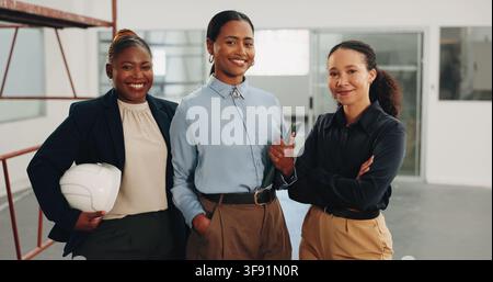 Heureux, femmes et portrait de travailleurs du bâtiment au bureau avec rénovation, à propos de nous ou équipe. Sourire, bras croisés et groupe d'ingénieurs civils avec Banque D'Images