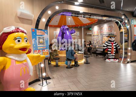 Shenzhen, Chine – 09 novembre 2025 : Restaurant McDonalds avec statues de personnages et clients assis à l’intérieur du KK Mall. Banque D'Images