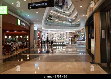 Shenzhen, Chine - 09 novembre 2025 : Vue intérieure du centre commercial KK Mall avec des espaces de vente au détail et de restauration. Banque D'Images