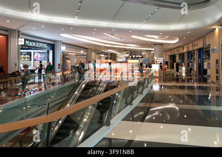 Shenzhen, Chine – 9 novembre 2025 : Escaliers mécaniques à l’intérieur du centre commercial KK Mall. Banque D'Images