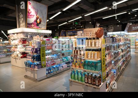 Shenzhen, Chine - 09 novembre 2025 : Vue intérieure du supermarché BLT Farm Market dans le centre commercial KK Mall. Banque D'Images