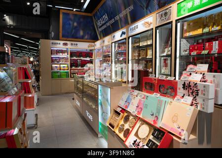 Shenzhen, Chine - 09 novembre 2025 : Vue intérieure du supermarché BLT Farm Market dans le centre commercial KK Mall. Banque D'Images