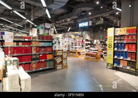 Shenzhen, Chine - 09 novembre 2025 : Vue intérieure du supermarché BLT Farm Market dans le centre commercial KK Mall. Banque D'Images