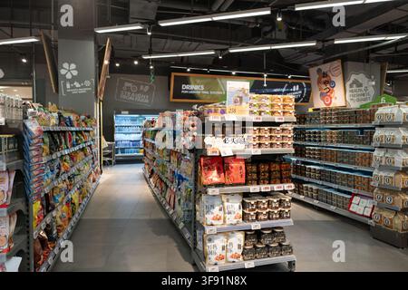 Shenzhen, Chine - 09 novembre 2025 : Vue intérieure du supermarché BLT Farm Market dans le centre commercial KK Mall. Banque D'Images