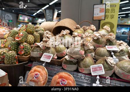 Shenzhen, Chine - 9 novembre 2025 : Pomelos et ananas exposés dans le rayon des produits frais d'un supermarché BLT Farm Market au centre commercial KK. Banque D'Images