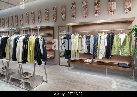 Shenzhen, Chine - 9 novembre 2025 : Diverses marchandises sont exposées dans un magasin AAPE du centre commercial KK Mall. Banque D'Images