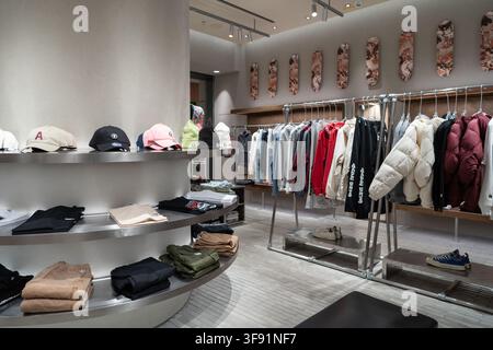Shenzhen, Chine - 9 novembre 2025 : Diverses marchandises sont exposées dans un magasin AAPE du centre commercial KK Mall. Banque D'Images