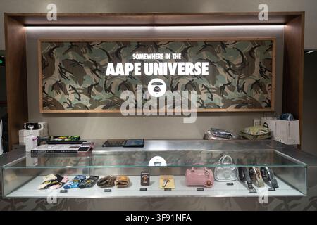 Shenzhen, Chine - 09 novembre 2025 : Des accessoires sont exposés dans une vitrine à l'intérieur d'un magasin AAPE. Banque D'Images