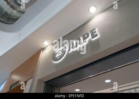 Shenzhen, Chine - 09 novembre 2025 : Gros plan du panneau AAPE au-dessus de l'entrée du magasin à KK Mall. Banque D'Images
