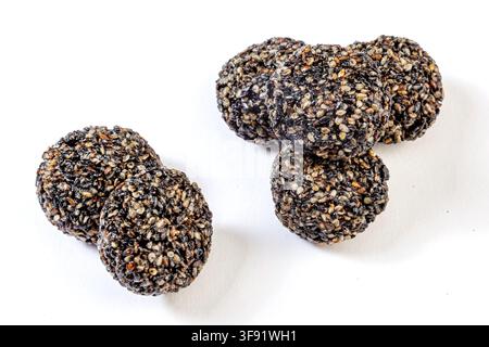 Boules de collation enrobées de sésame Nourriture sucrée traditionnelle Banque D'Images