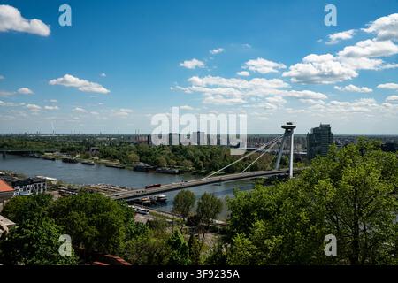 Vue panoramique du pont SNP avec la tour d'observation UFO emblématique enjambant le Danube à Bratislava, Slovaquie Banque D'Images