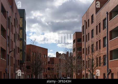 Immeubles d'habitation en briques rouges sous un ciel nuageux Banque D'Images