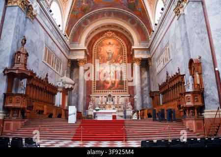 Maître-autel avec peinture d’autel et stalles en bois à l’intérieur de la cathédrale basilique d’Esztergom à Esztergom, Hongrie Banque D'Images