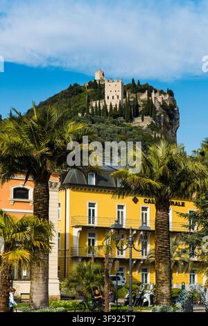 Village pittoresque et château médiéval, Arco, lac de Garde, trente, Trentin-Haut-Adige, Italie Banque D'Images