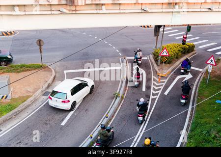 Nouvelle-Taïpei, Taïwan - 19 févr. 2026 : Vue aérienne d'un carrefour routier sous une bretelle d'accès, des voitures et des scooters attendant au feu Banque D'Images