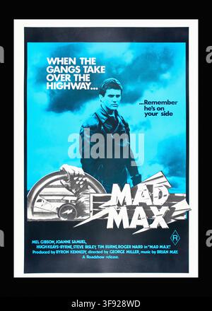 QUAND LES GANGS PRÉNENT LE CONTRÔLE DE L'AUTOROUTE... ...Souvenez-vous, il est de votre côté MAD MAX MEL GIBSON, JOANNE SAMUEL, HUGH KEAYS-BYRNE, STEVE BISLEY, TIM BURNS, ROGER WARD dans "MAD MAX! Produit par BYRON KENNEDY, réalisé par GEORGE MILLER, musique de BRIAN MAY. Une sortie Roadshow. - Affiche originale du film Banque D'Images