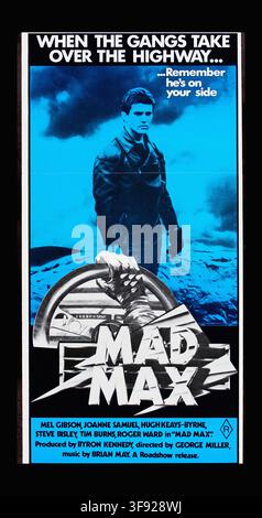 QUAND LES GANGS PRennent L'AUTOROUTE... ..Souvenez-vous, il est de votre côté MAD MAX MEL GIBSON, JOANNE SAMUEL, HUGH KEAYS-BYRNE, STEVE BISLEY, TIM BURNS, ROGER WARD dans "MAD MAX" Produit par BYRON KENNEDY, réalisé par GEORGE MILLER, musique de BRIAN MAY. Une sortie Roadshow. M. A.P.O. Litho Pty. Lt - Affiche de film originale Banque D'Images