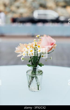 Arrangement floral doux sur une table extérieure Banque D'Images