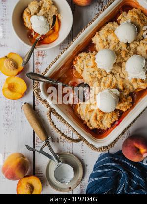 Délicieux cobbler aux pêches fait maison avec de la glace à la vanille vue du dessus Banque D'Images