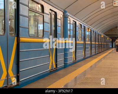 Le wagon bleu du métro se tient à côté d'une voie propre dans un tunnel souterrain calme, capturant la vitesse et l'infrastructure essentielles de la contemporaine Banque D'Images
