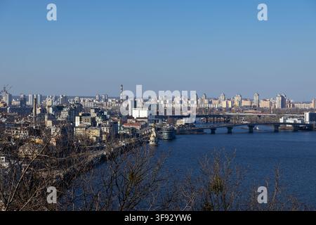 Vue aérienne surplombant le Dniepr à Kiev, capturant l'esquisse majestueuse avec une architecture moderne et une infrastructure historique, représentant un Banque D'Images