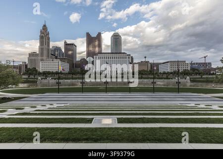Vue de la skyline de Columbus à travers la rivière Scioto, mettant en vedette des gratte-ciel modernes, la tour historique LeVeque et le parc paysager Scioto Mile ar Banque D'Images