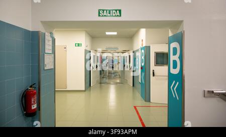 TORREVIEJA, ESPAGNE - 23 JUIN 2026 : Une vue intérieure montre un long couloir stérile étiqueté avec des marqueurs de section à l'hôpital universitaire de Torrevieja Banque D'Images