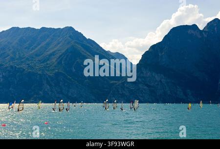 Italie Lac de Garde Malcesine WindurfItaly, lac de Garde, windsurf sur le lac près de Malcesine Banque D'Images