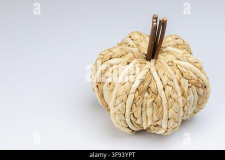 Une photographie horizontale en gros plan mettant l'accent sur la texture tressée complexe et la fibre naturelle d'une citrouille faite à la main. Les détails nets soulignent la cr Banque D'Images