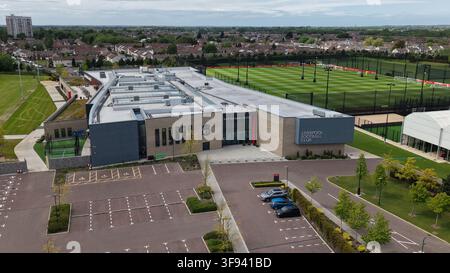 Liverpool, Royaume-Uni - 16 mai 2026 : Vue aérienne du centre de formation AXA, le terrain d'entraînement du Liverpool Football Club, avec des fac modernes Banque D'Images